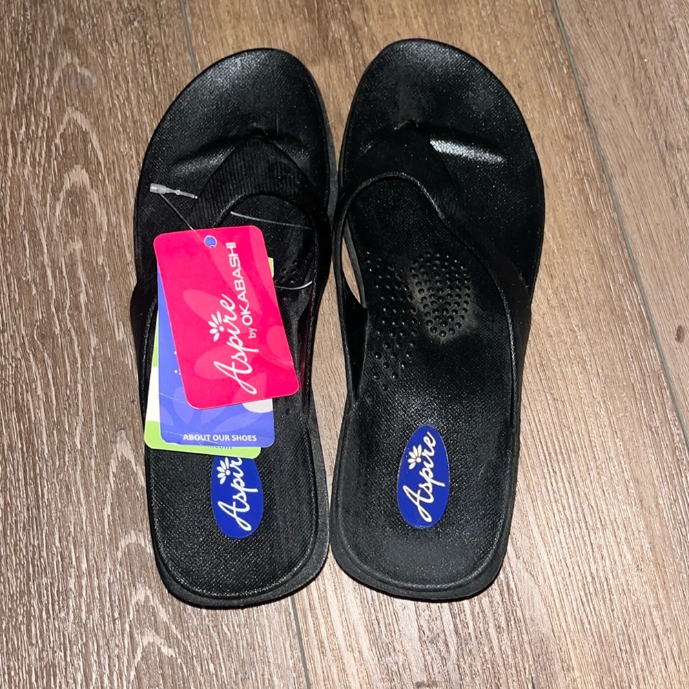 NWT! Aspire Women’s Black Flip Flops. Size Medium/Large